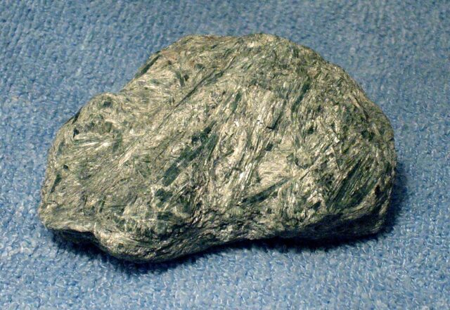 Natural green actinolite mineral specimen showing prismatic crystal structure, Actinolite meaning and properties